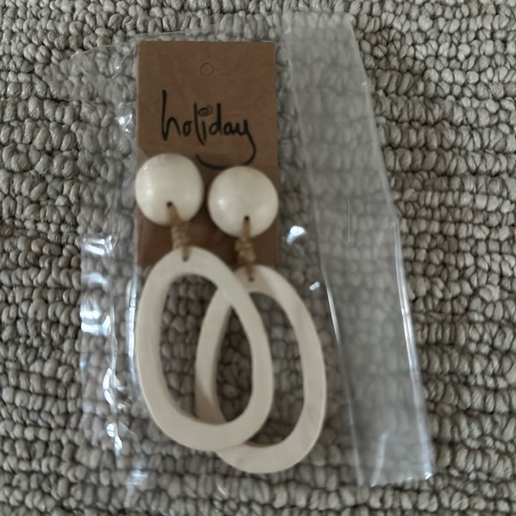 NWT Elegant White Oval Earrings - Picture 2 of 3